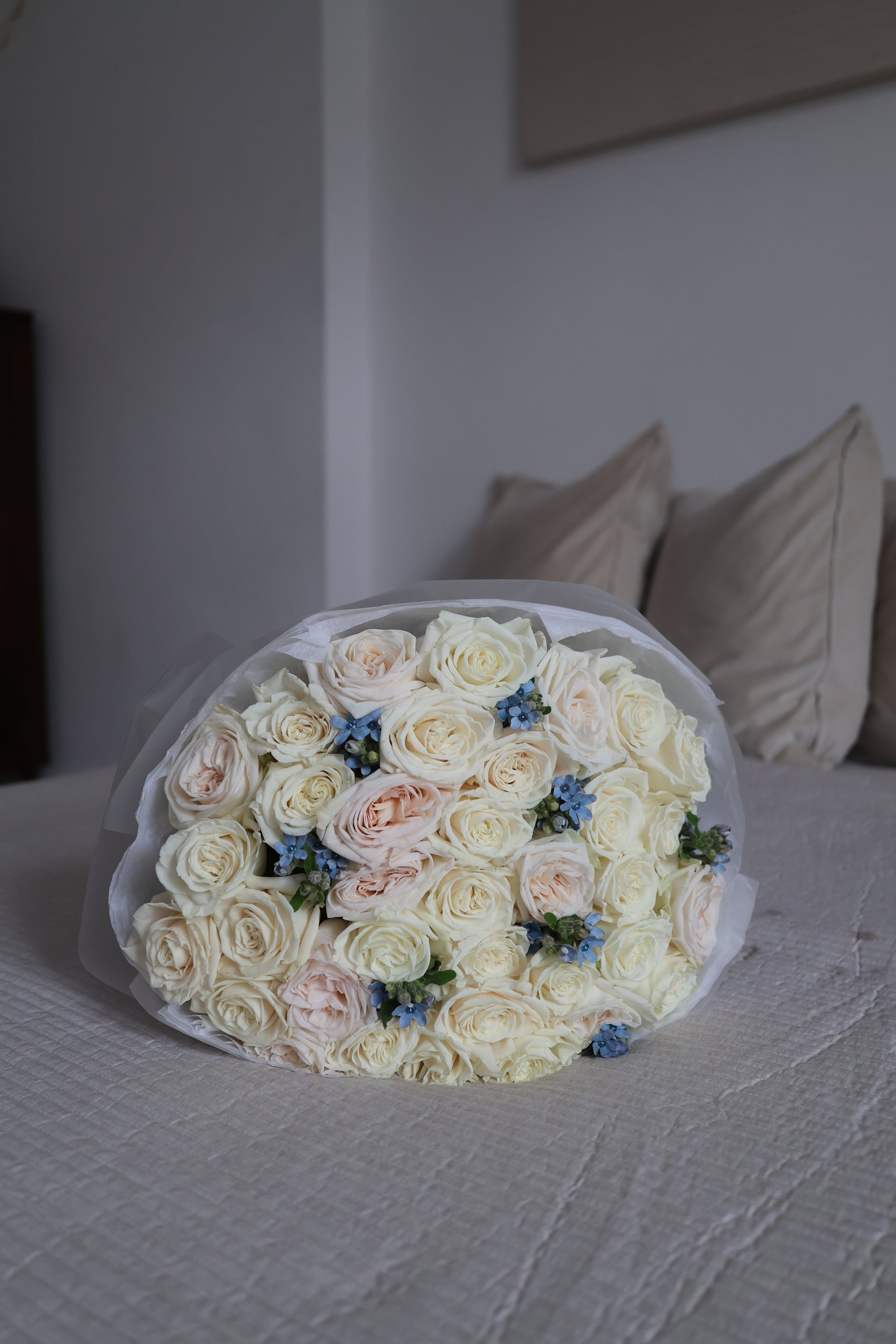 Bukiet mix kremowych róż z oksypetalum