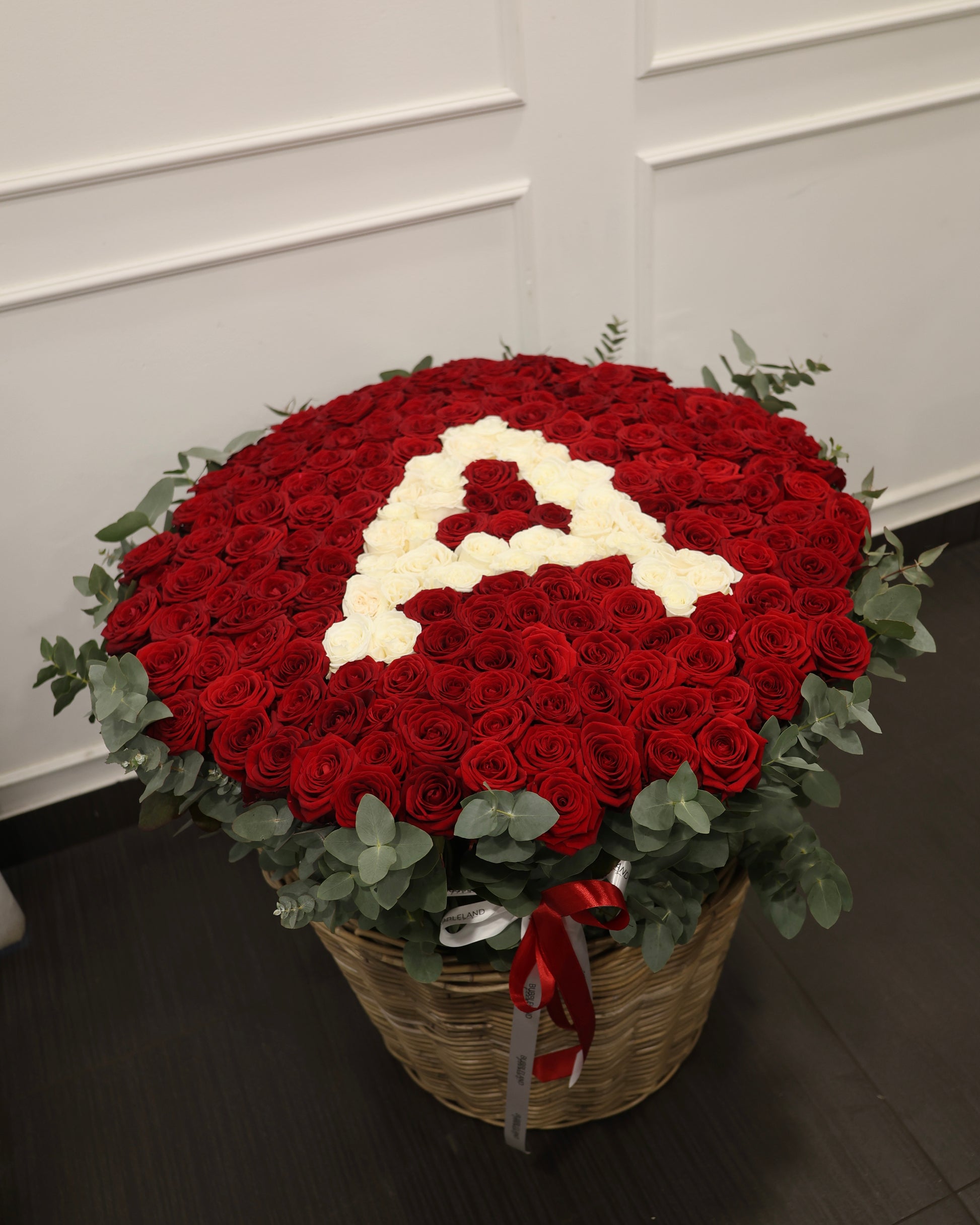 Kosz czerwonych róż z literą