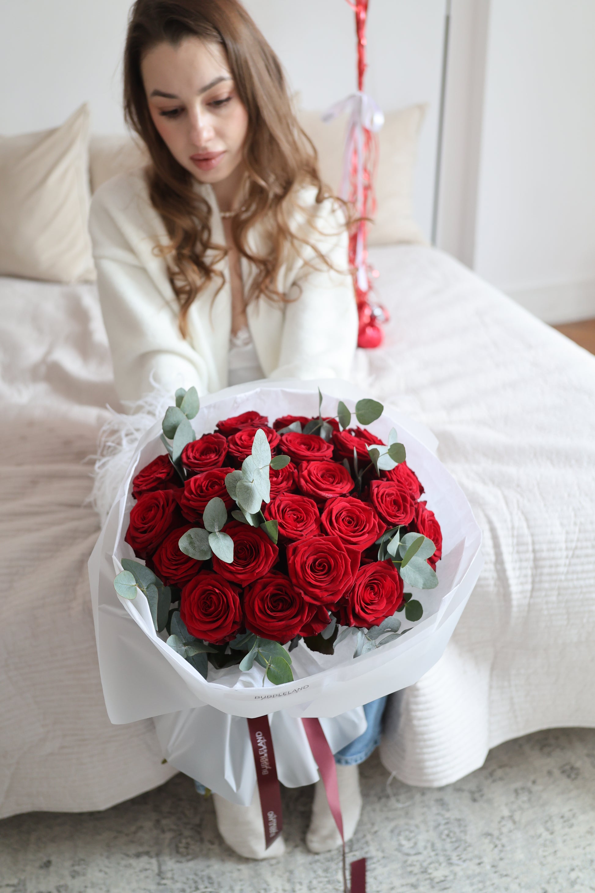 Bukiet czerwonych róż z eukaliptusem