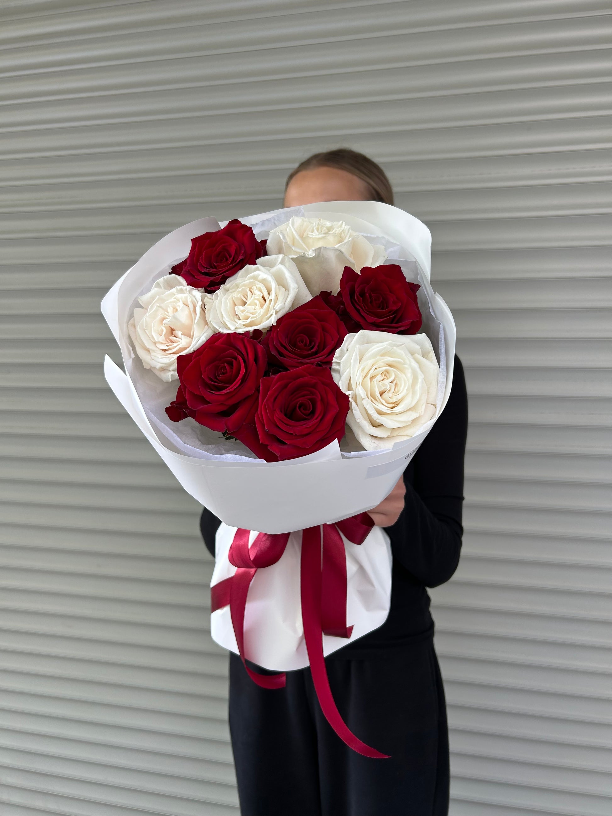 Mix róż biało -czerwonych