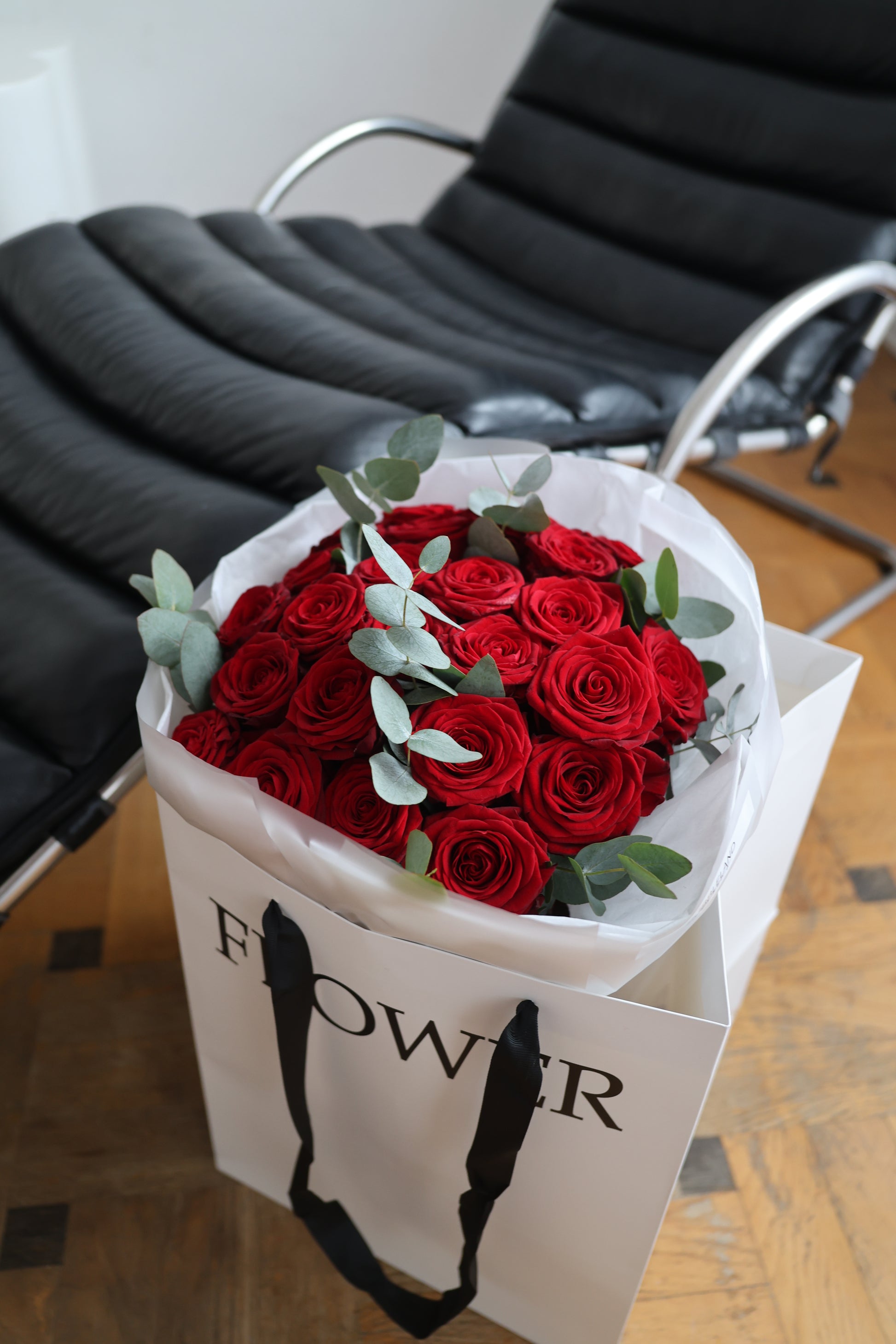 Bukiet czerwonych róż z eukaliptusem