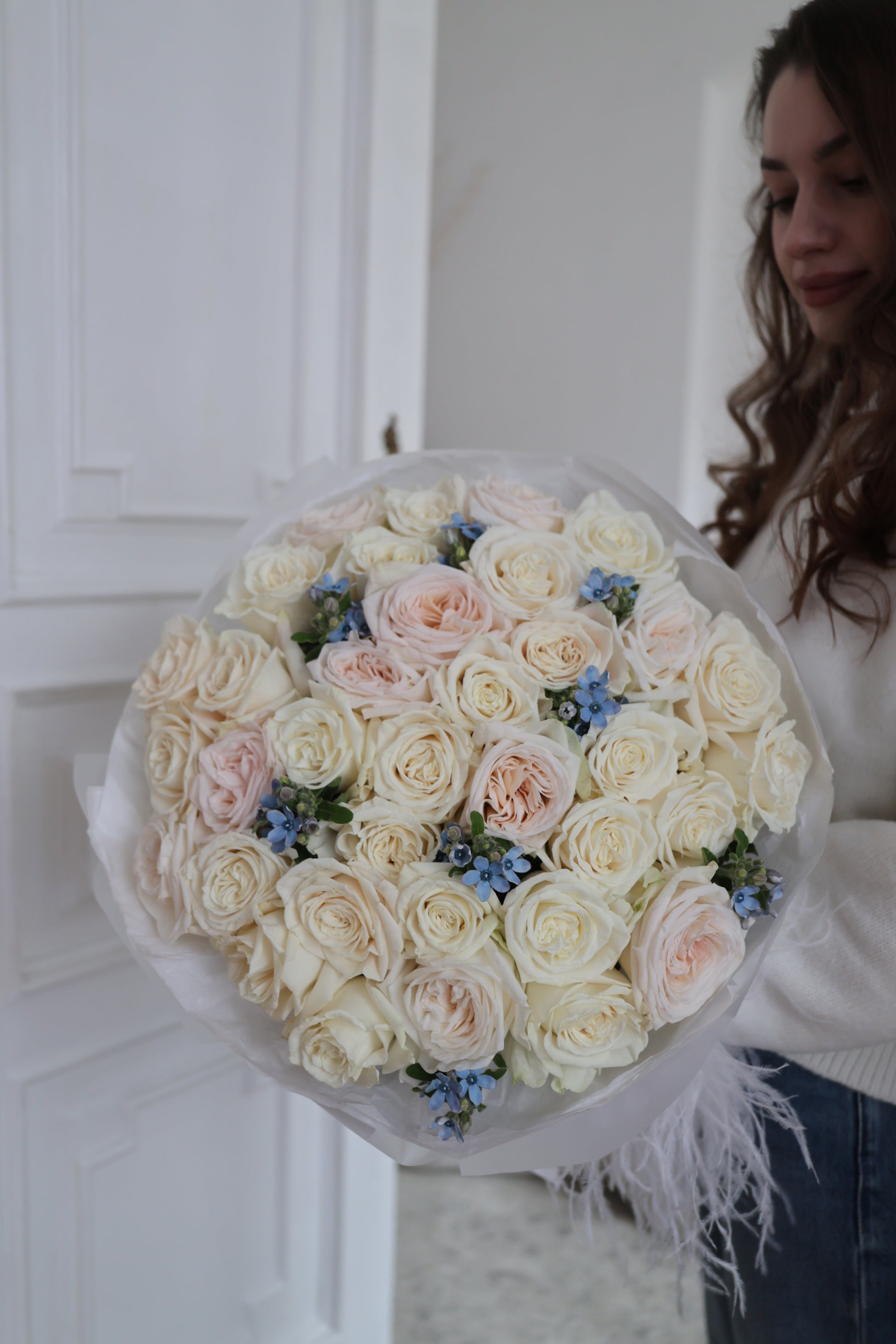 Bukiet mix kremowych róż z oksypetalum