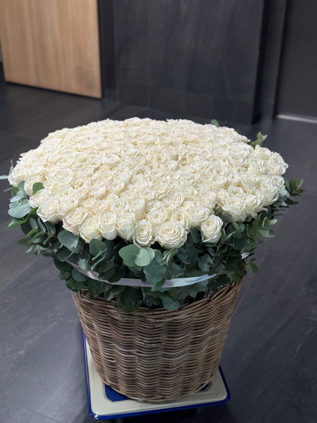 Kosz białych róż -201 szt. 💔