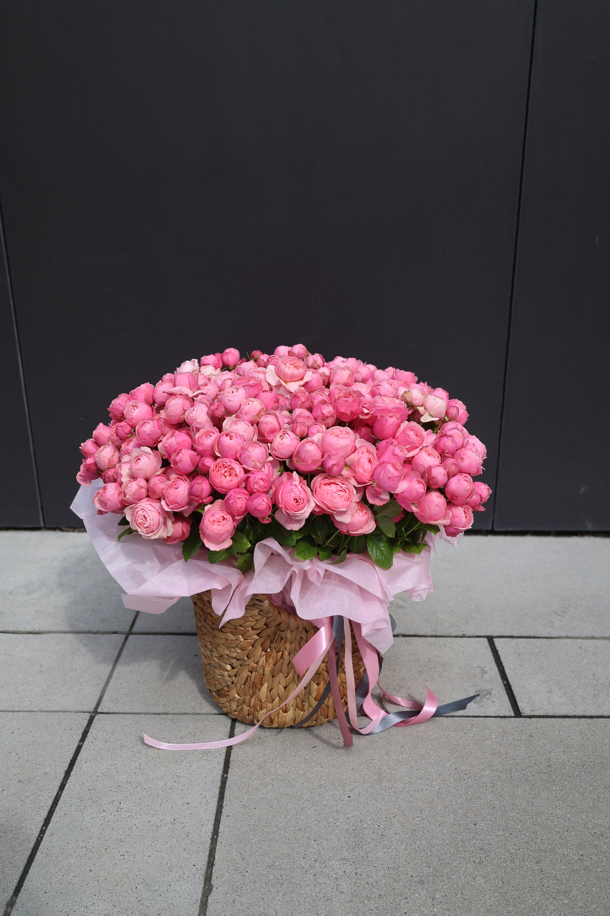 Kosz kwiatów piwoniowych róż