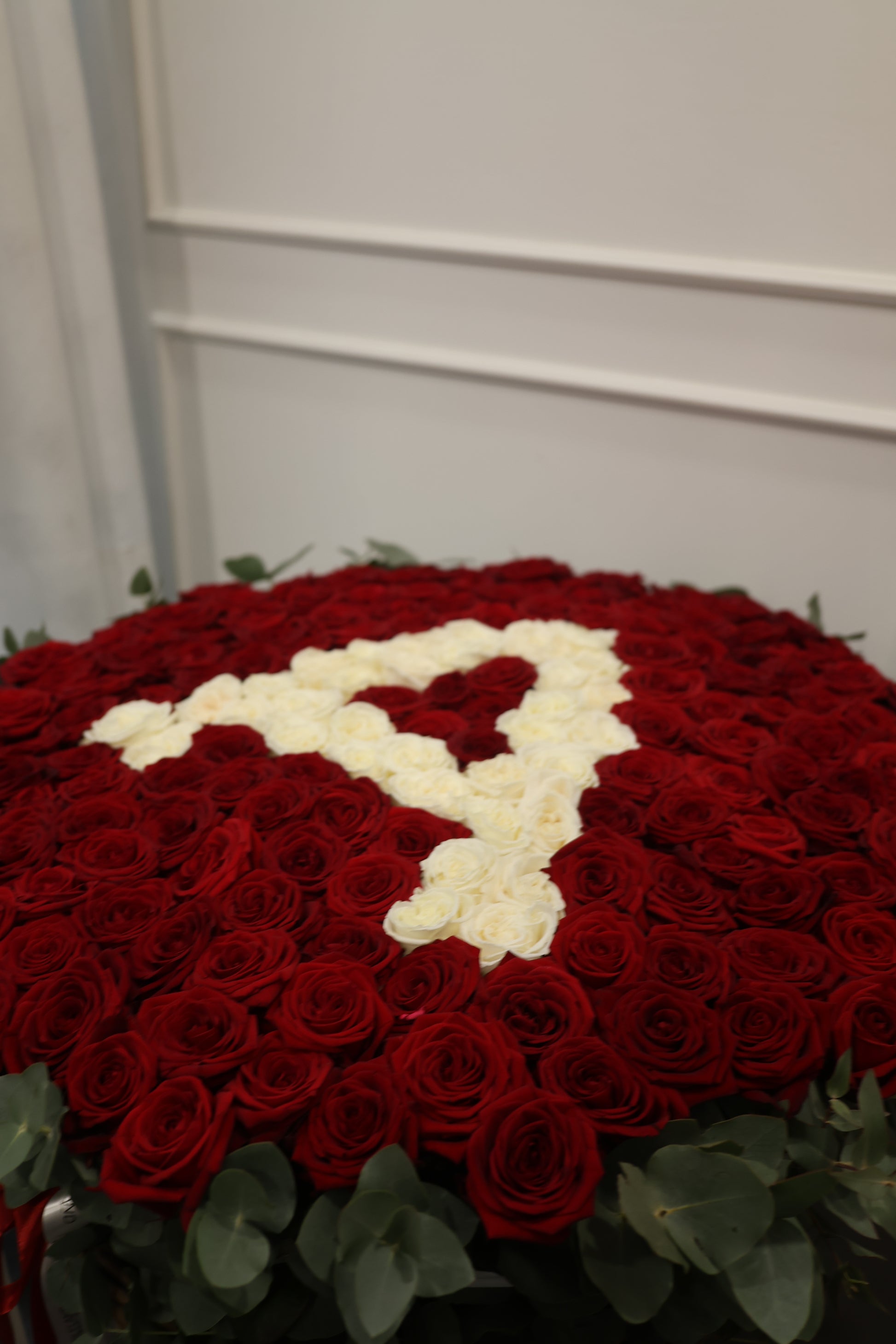 Kosz czerwonych róż z literą