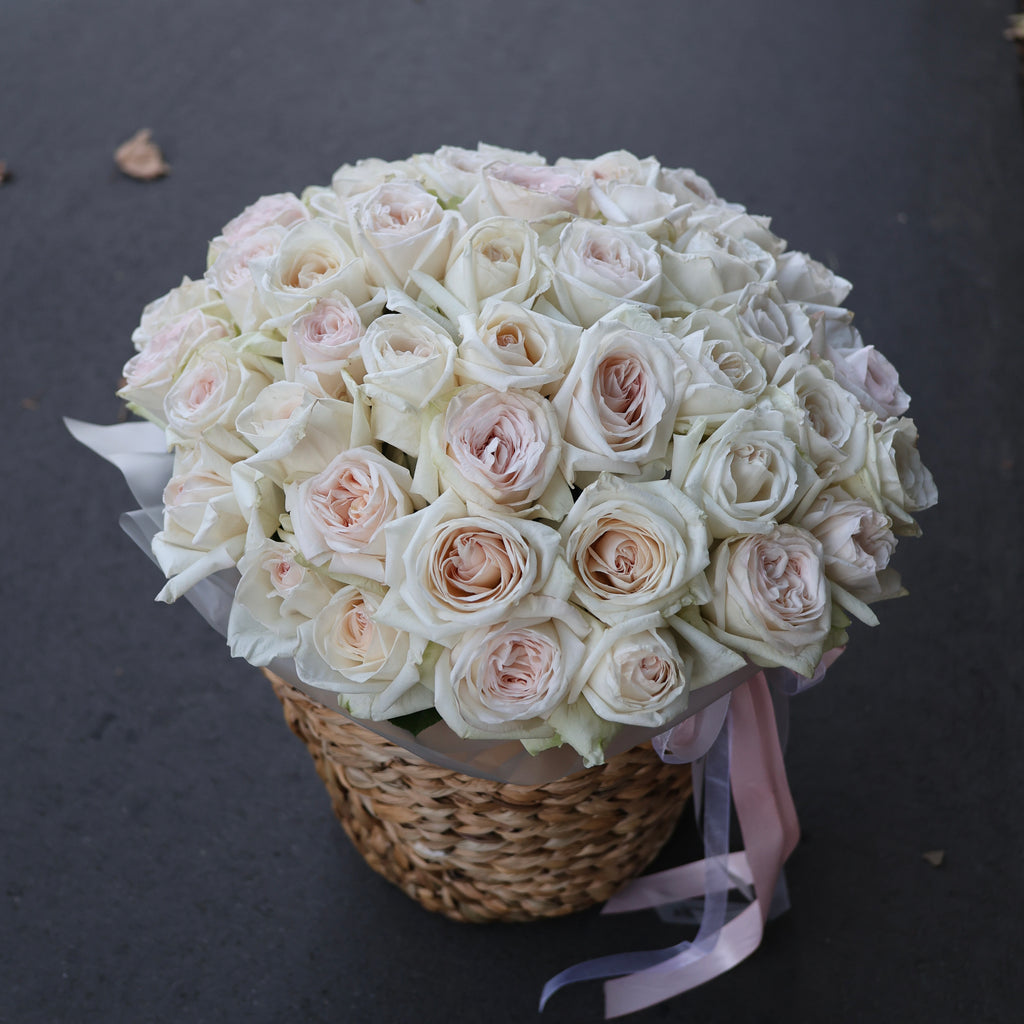 Kosz piwoniowych róż White O’Hara