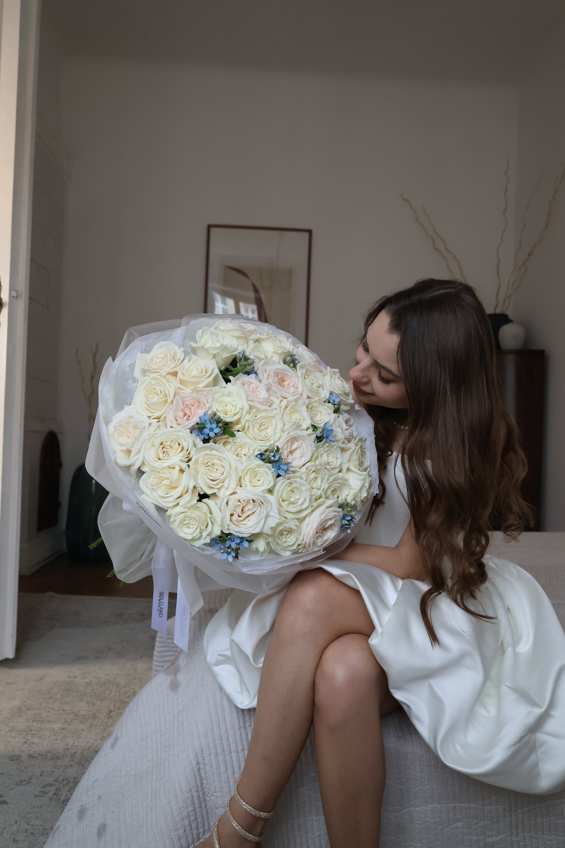 Bukiet mix kremowych róż z oksypetalum