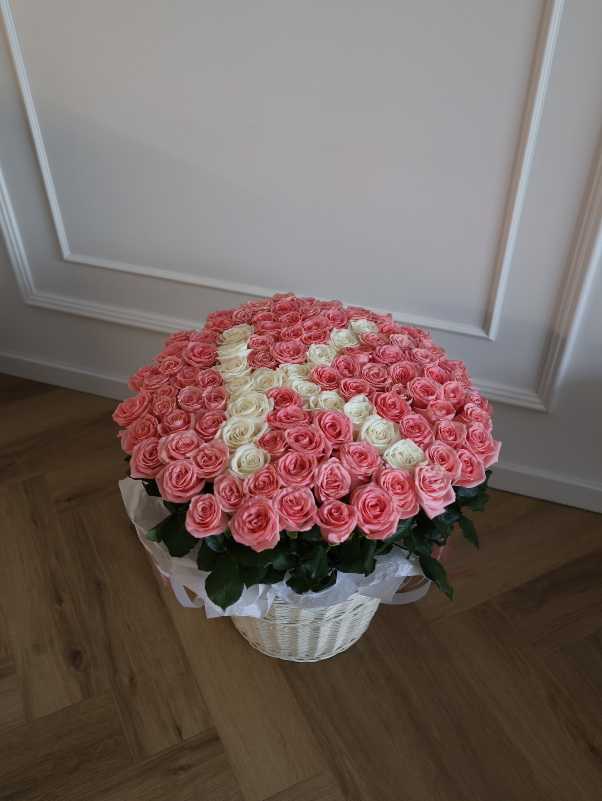 Kosz różowych róż z literą