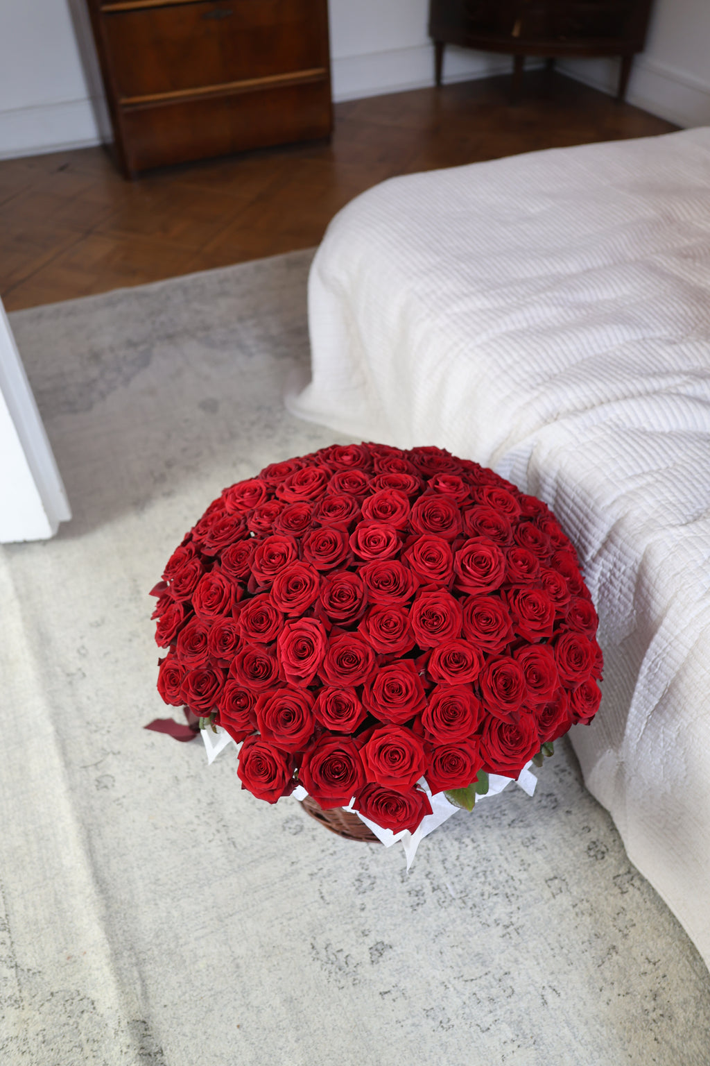 Kosz czerwonych róż