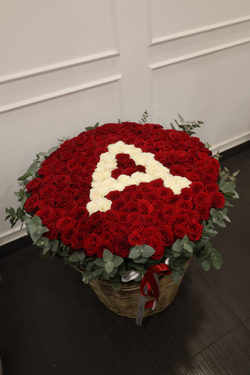 Kosz czerwonych róż z literą