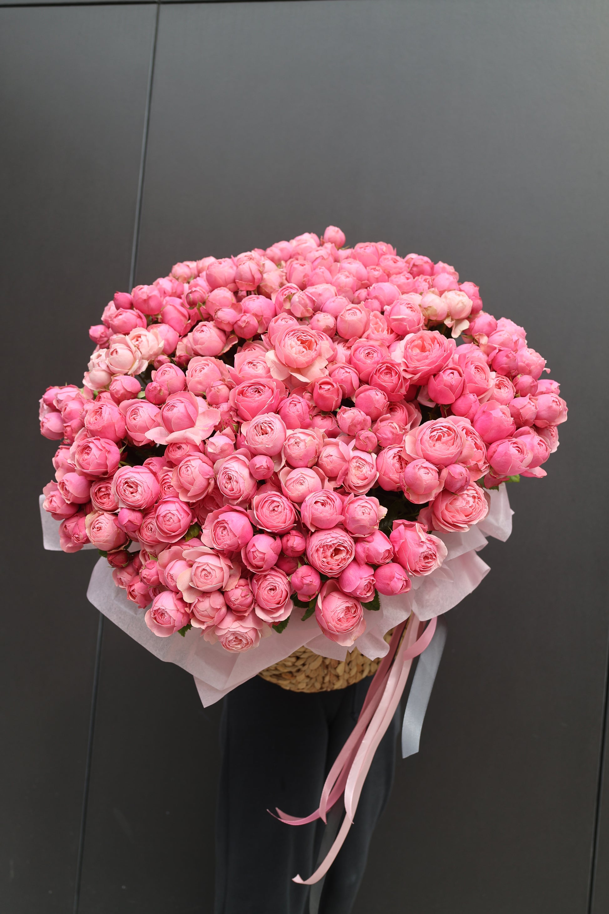 Kosz kwiatów piwoniowych róż