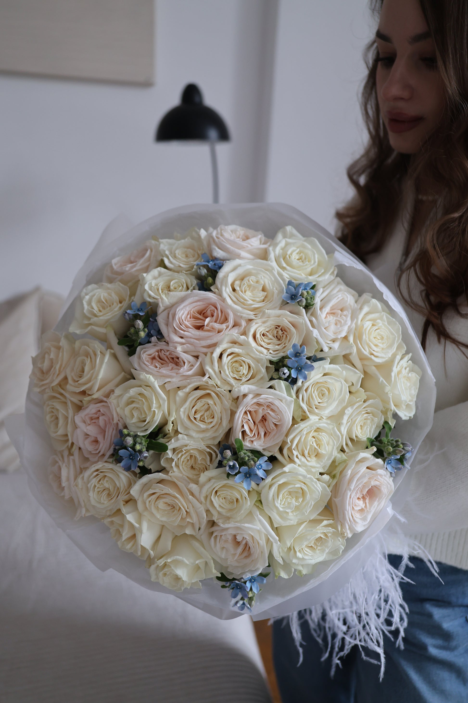 Bukiet mix kremowych róż z oksypetalum