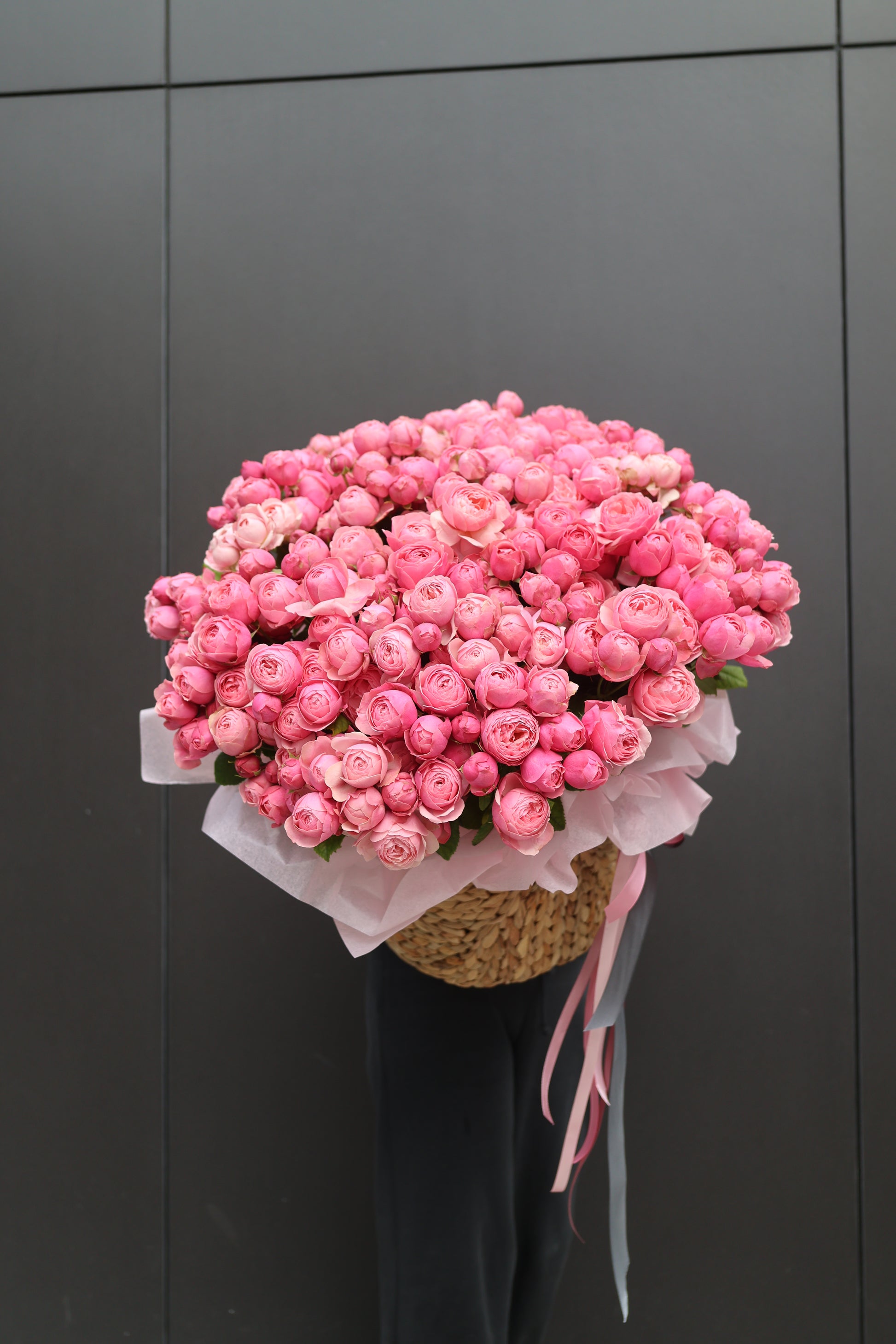 Kosz kwiatów piwoniowych róż