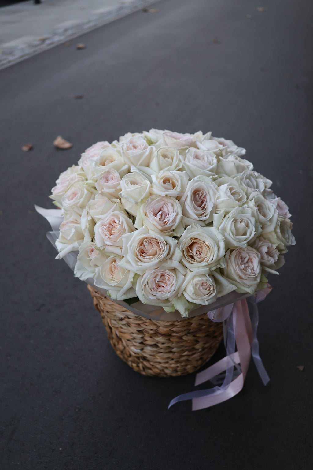 Kosz piwoniowych róż White O’Hara