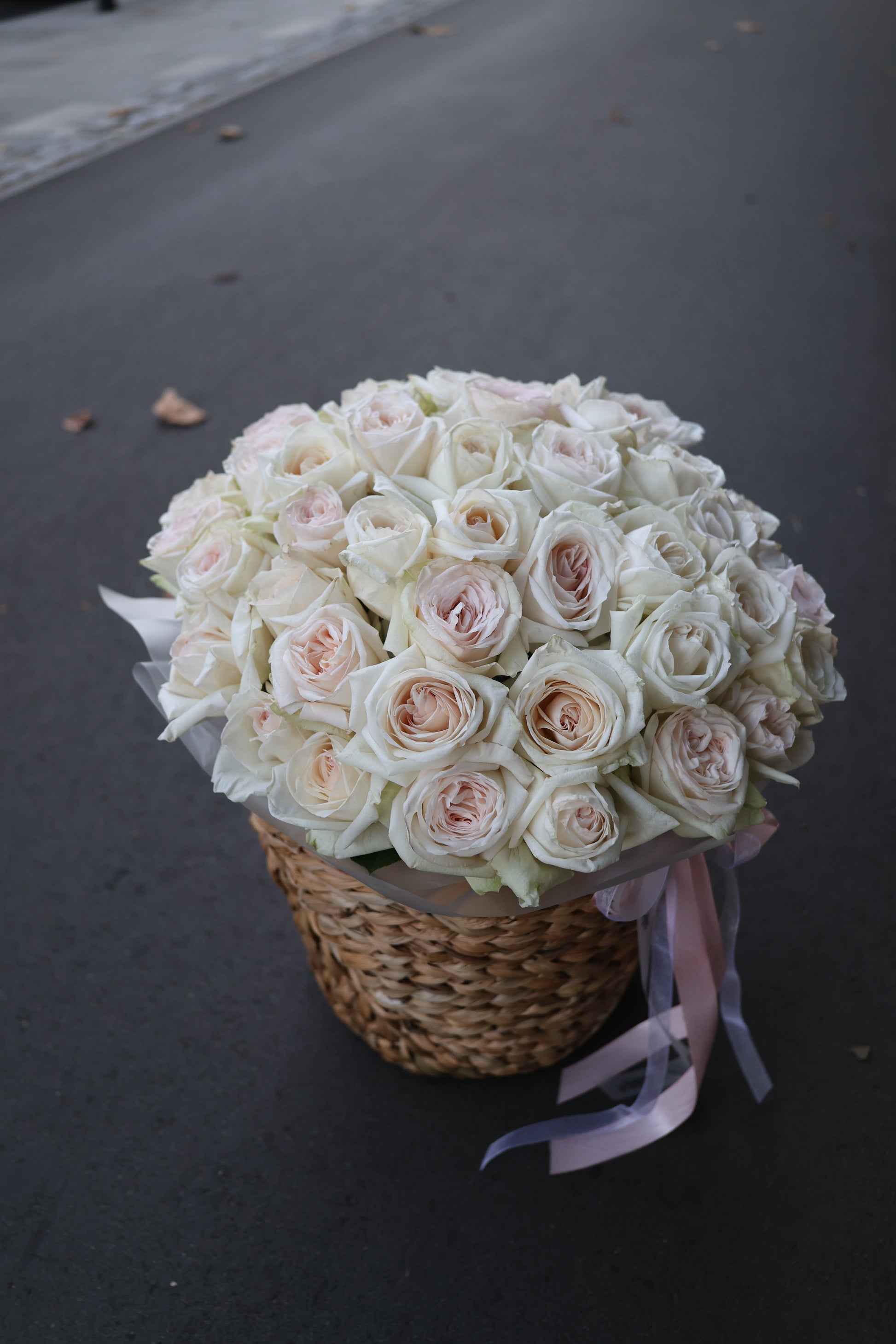 Kosz piwoniowych róż White O’Hara