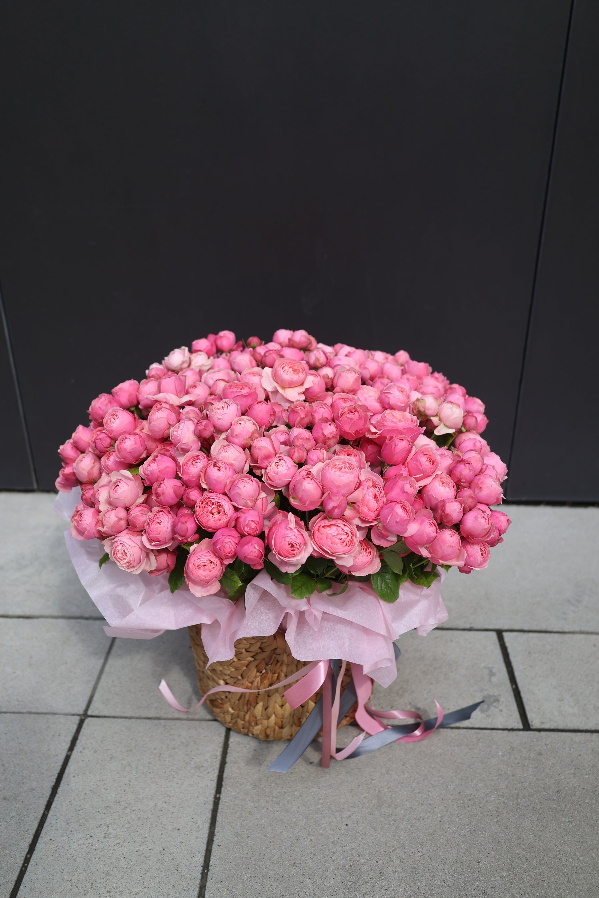 Kosz kwiatów piwoniowych róż