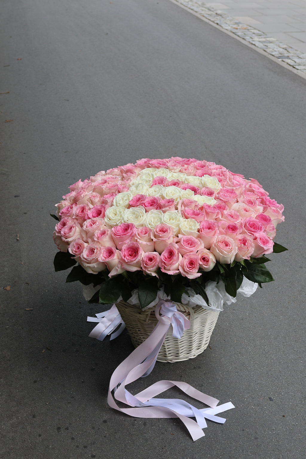 Kosz różowych róż z literą