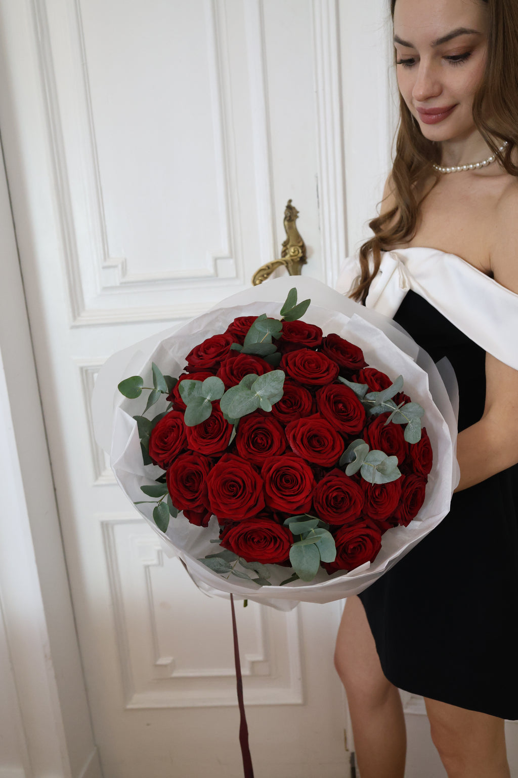 Bukiet czerwonych róż z eukaliptusem