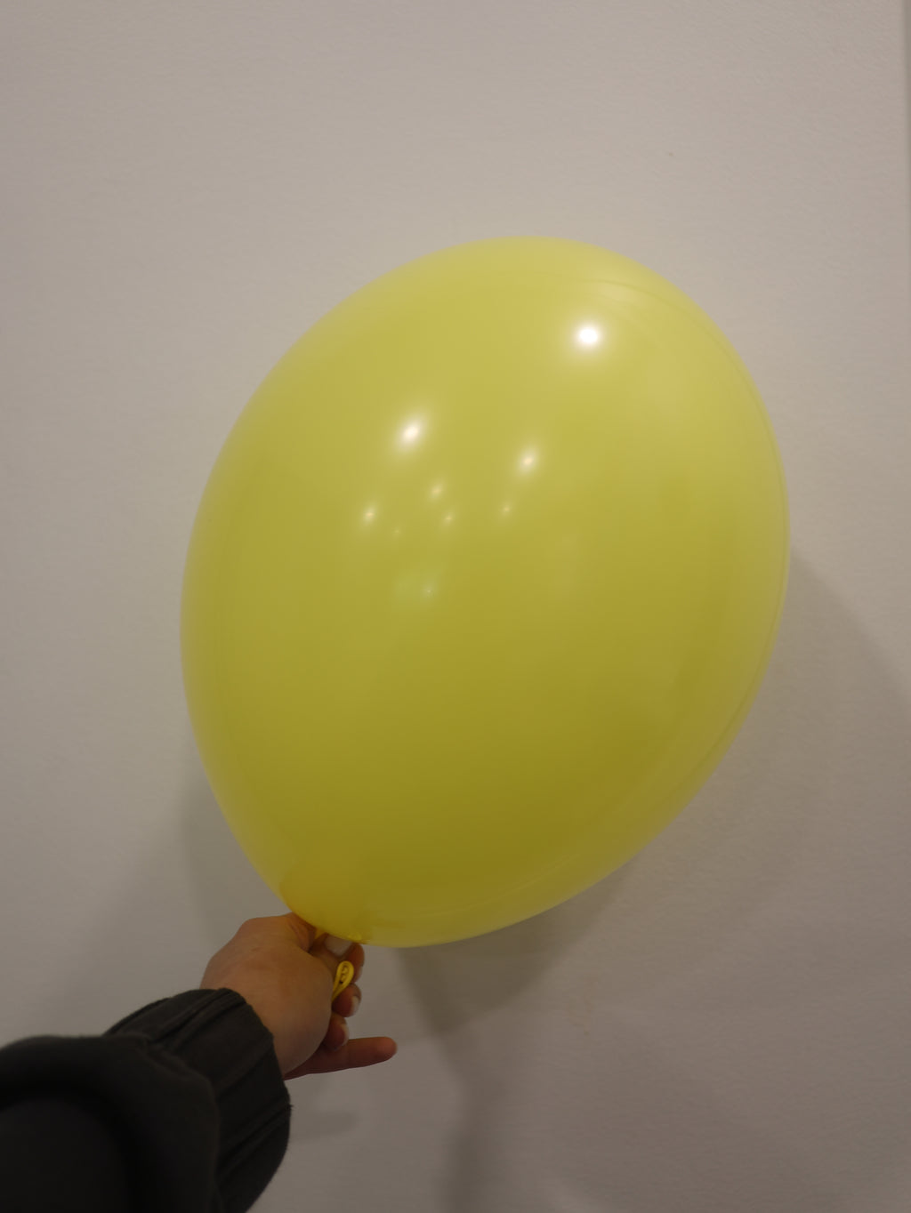 Żółty balon z helem