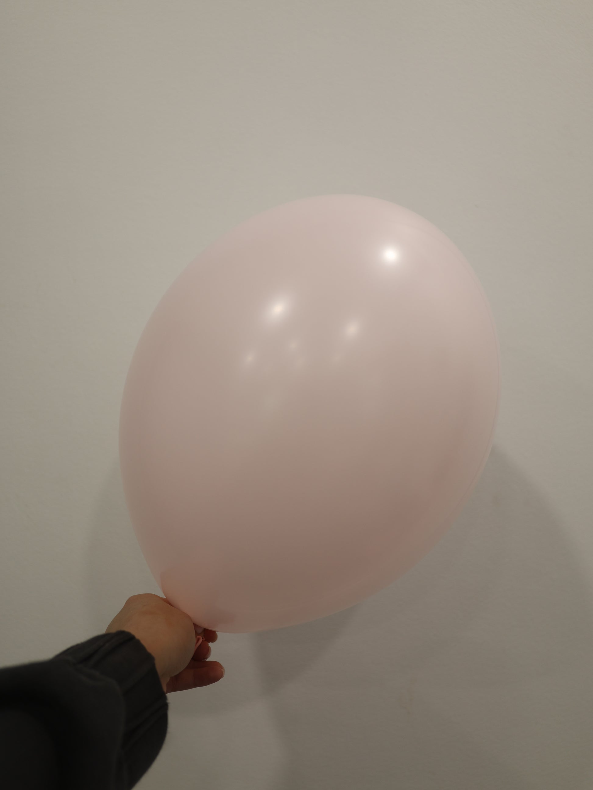 Jasno różowy balon z helem