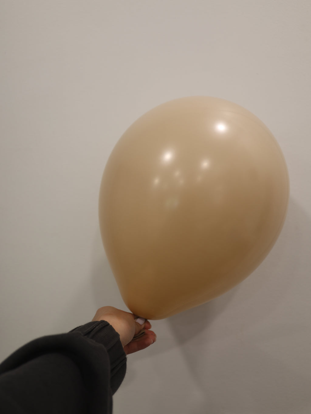 Beżowy balon z helem