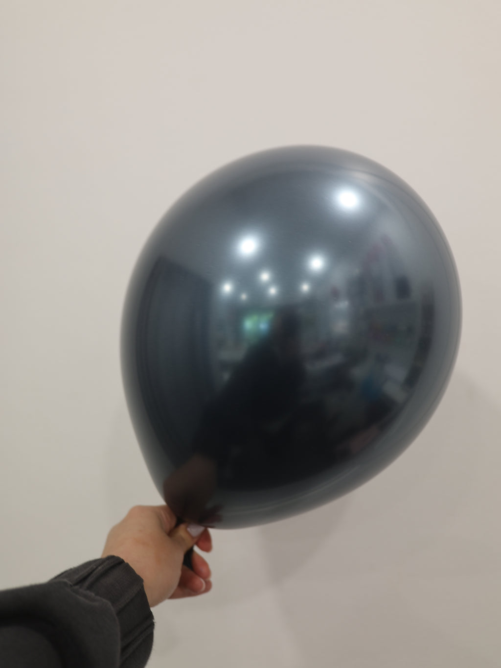 Granatowy chromowany balon z helem