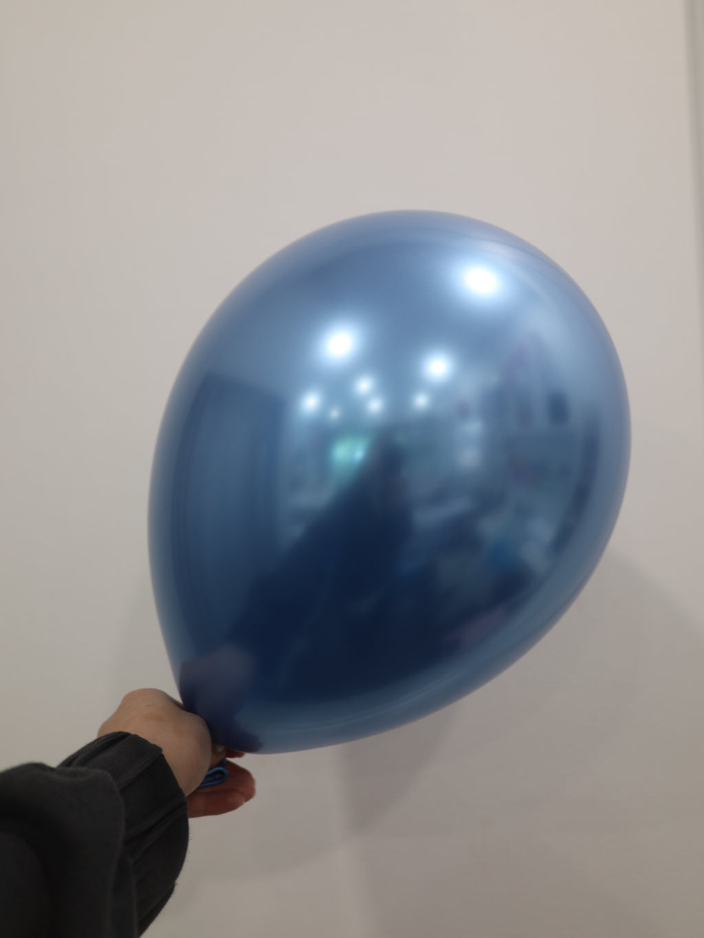 Niebieski chromowany balon z helem