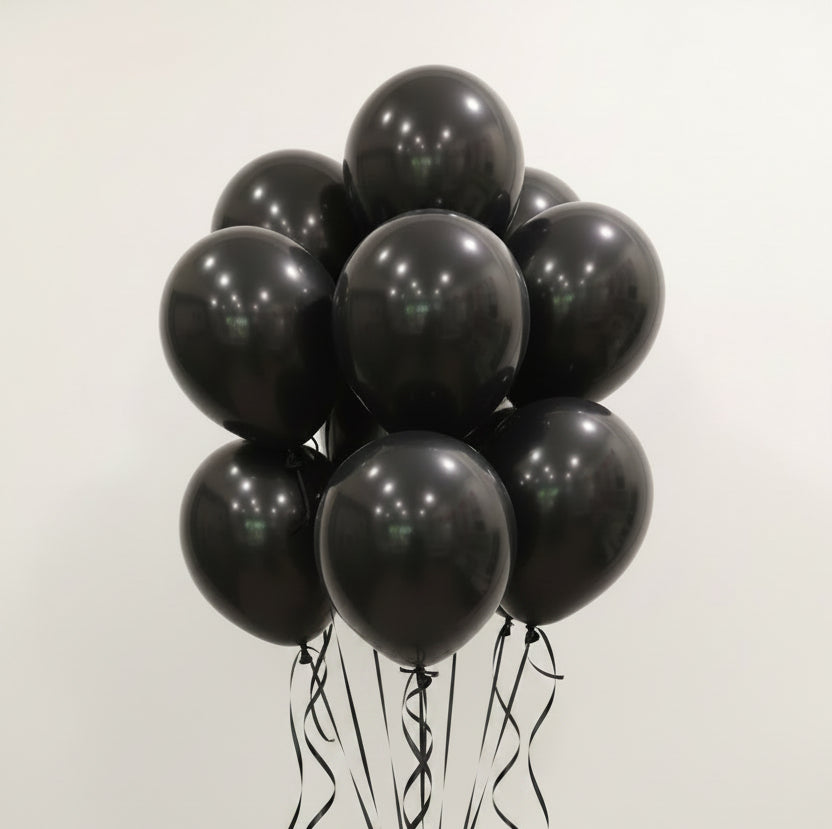 Czarny balon z helem