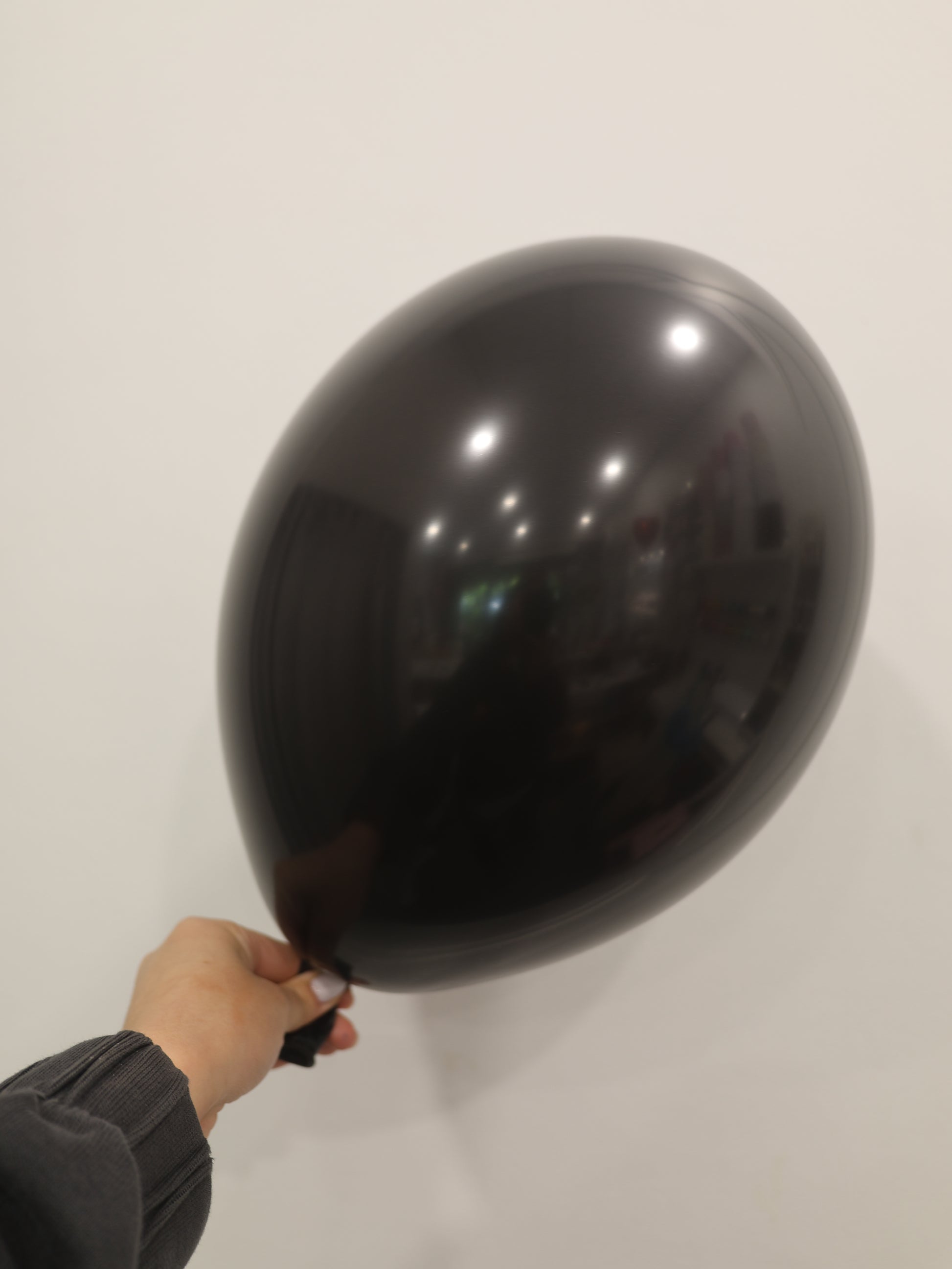 Czarny balon z helem